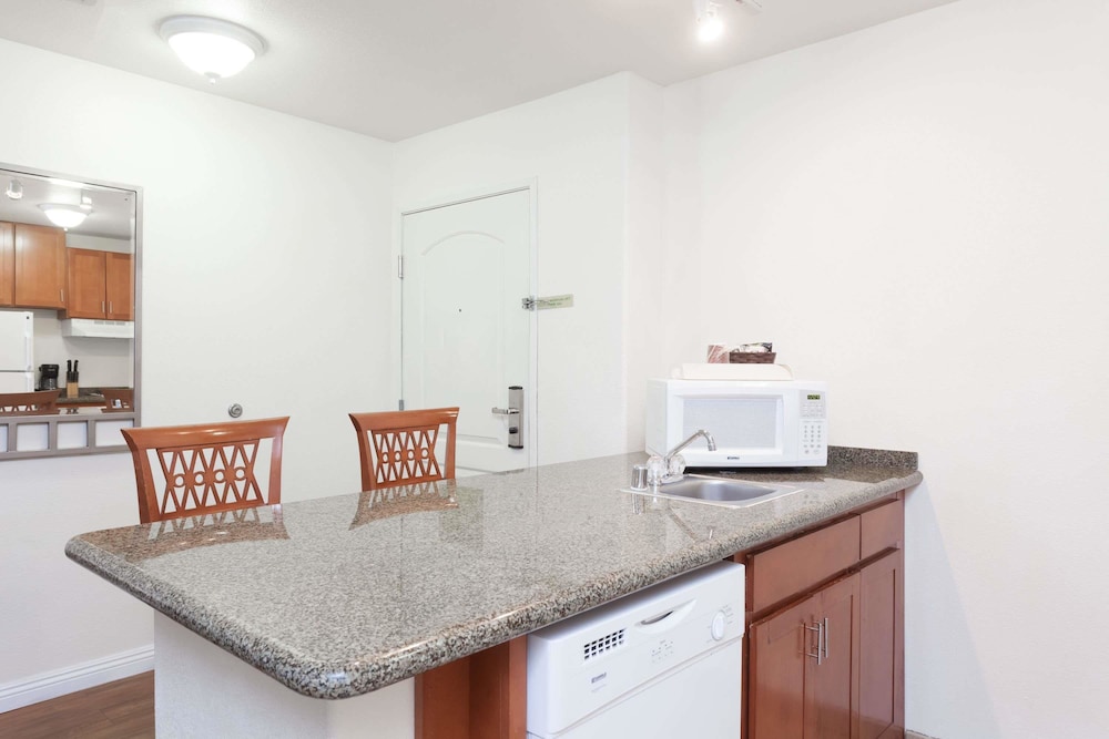 Hawthorn Suites By Wyndham Victorville 28/33