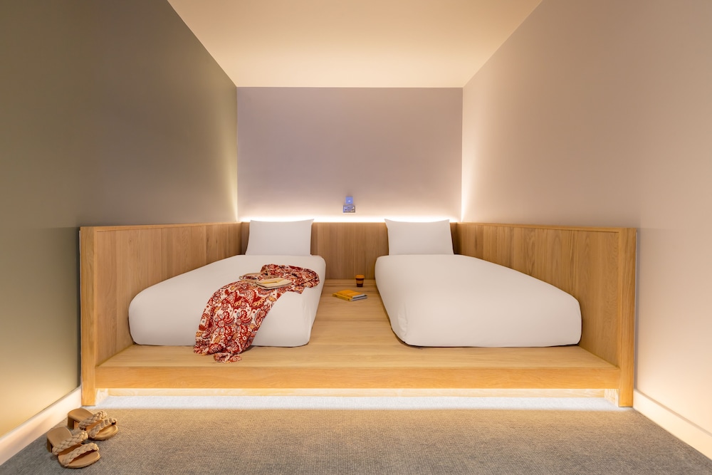 Cocoon 2, Twin Beds