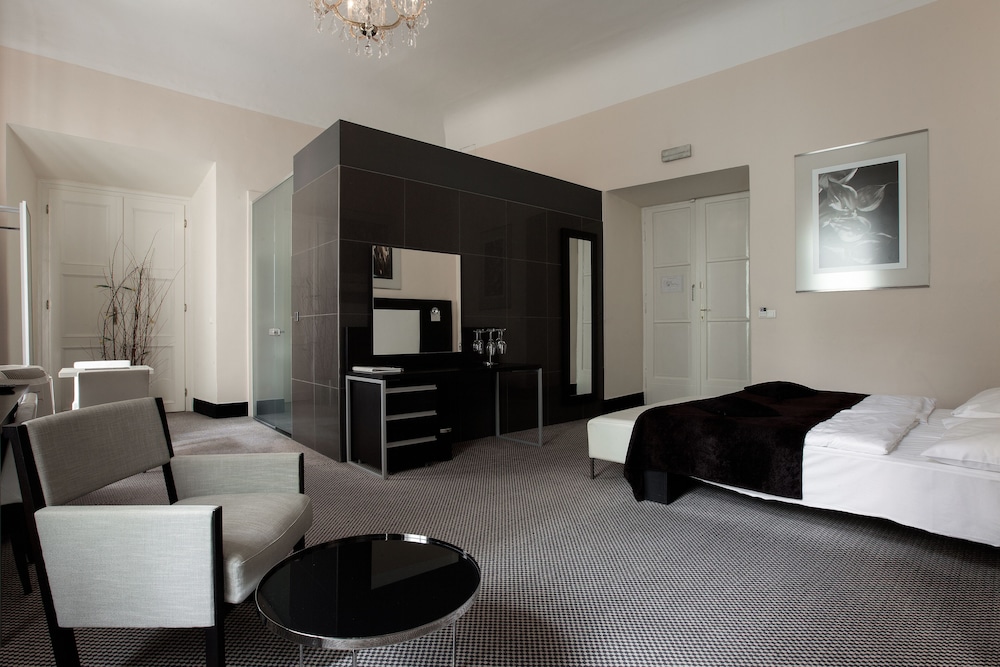 Old Town Square Residence by Emblem 9/36