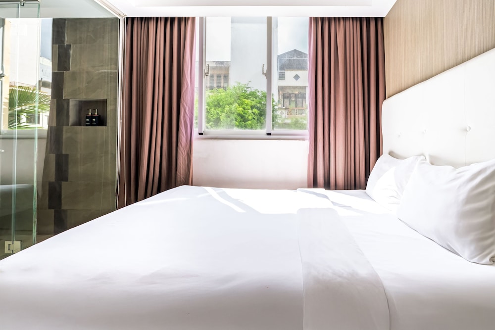 The Luxe Hotel 17/50
