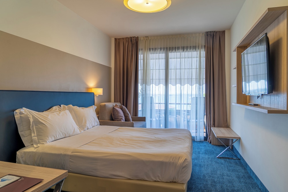 EXECUTIVE, DOUBLE OR TWIN BED, LAKE VIEW, BALCONY