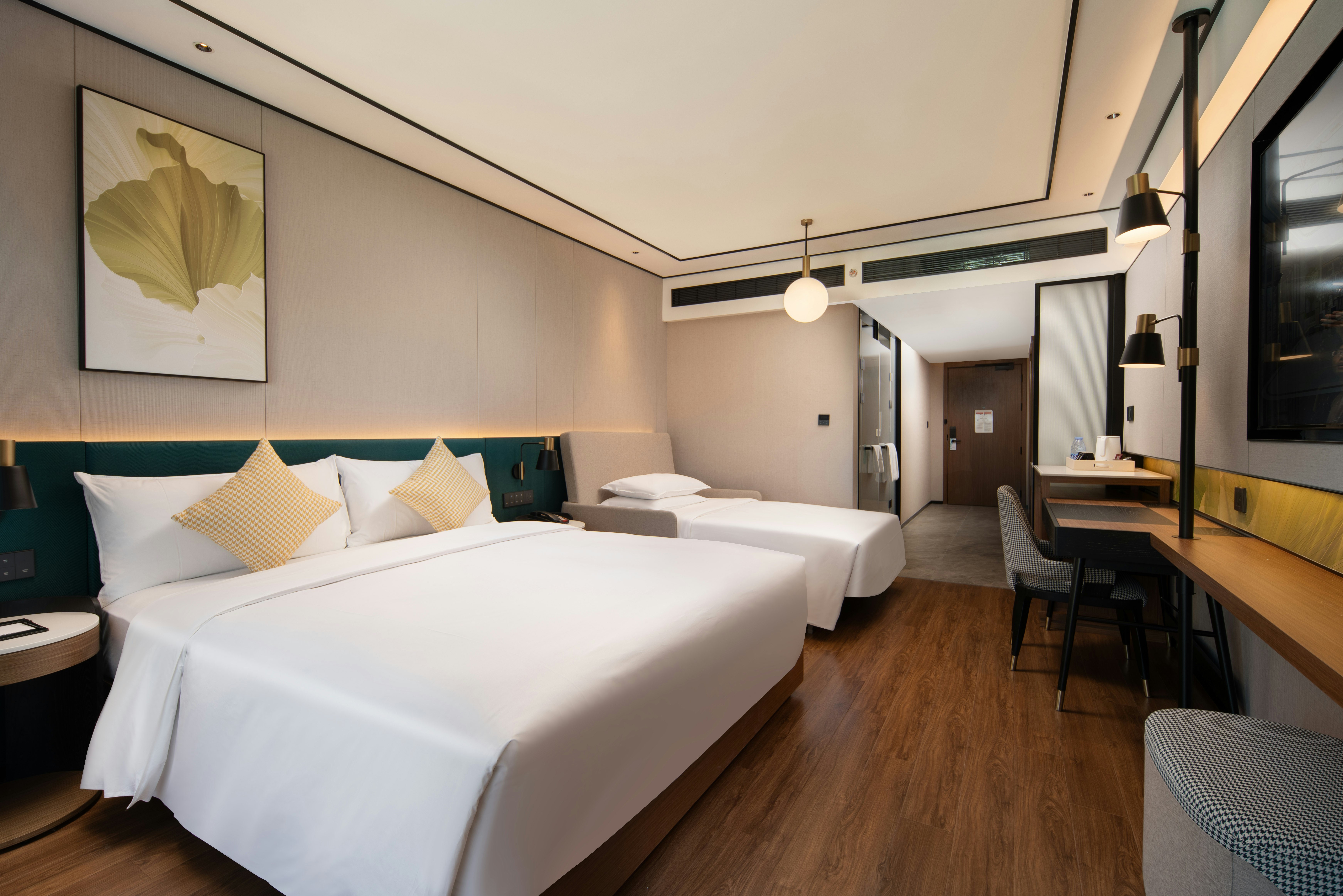 GUEST ROOM, KING BED, SOFA