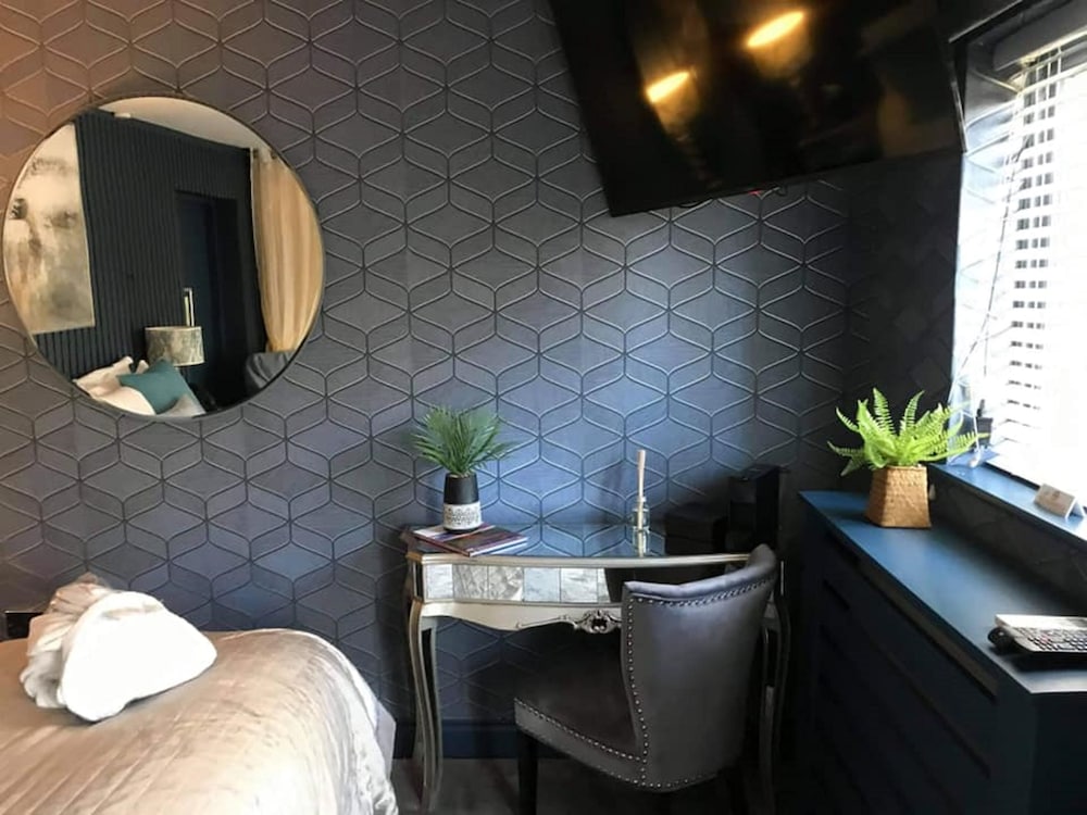OYO The Townhouse 68/70
