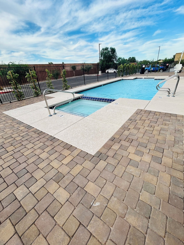 La Quinta Inn & Suites by Wyndham Phoenix near State Farm St 42/48