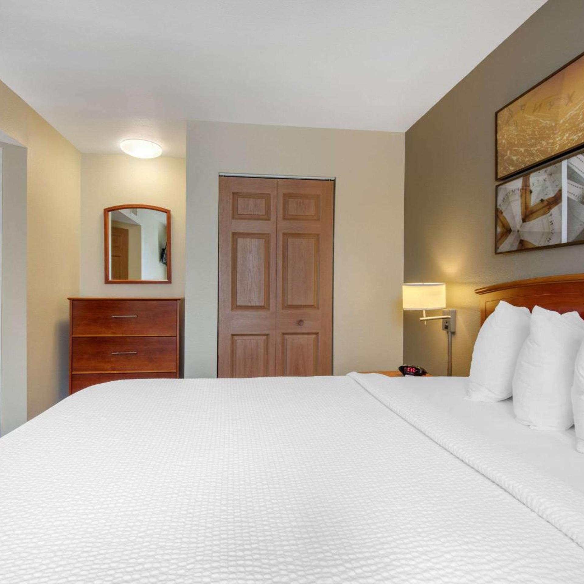 EFFICIENCY, SUITE, QUEEN BED