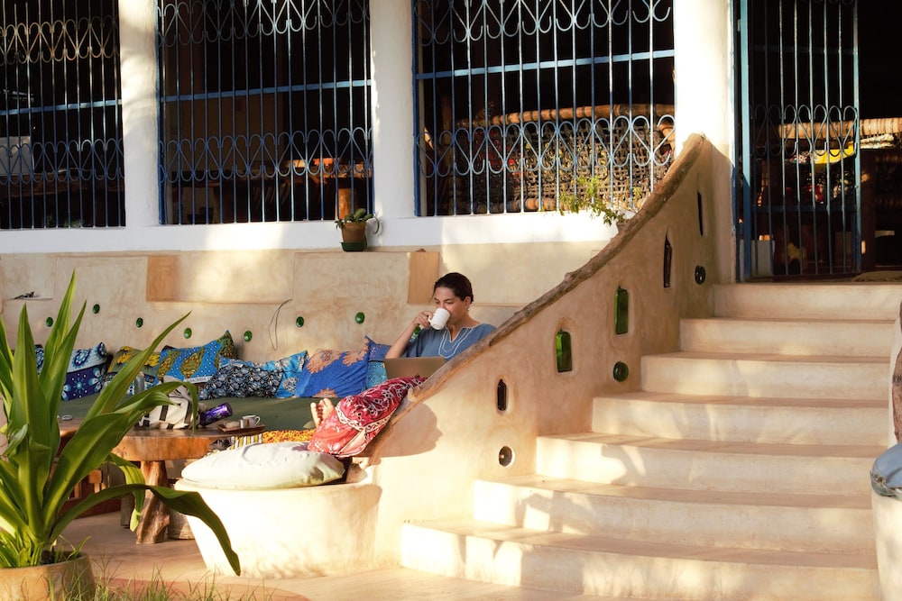 DISTANT RELATIVES ECOLODGE & BACKPACKERS 5/50