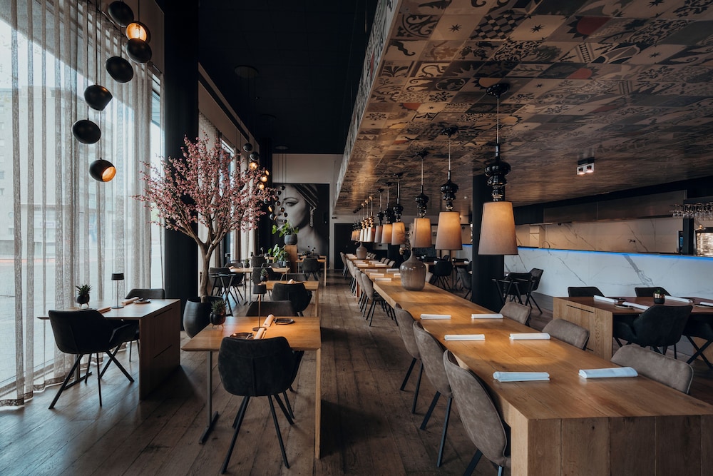 Carbon Hotel 44/61