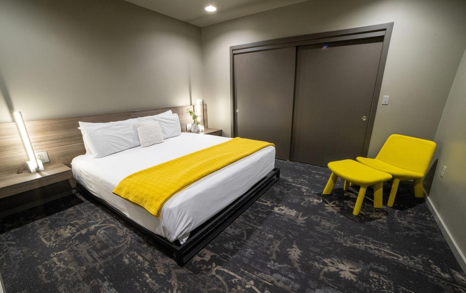 Montvale, Premier, Suite