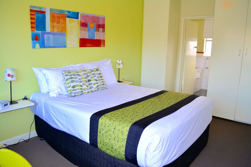 APARTMENT, QUEEN BED, SOFA