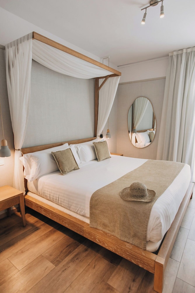 SUPERIOR, DOUBLE BED, POOL VIEW, TERRACE