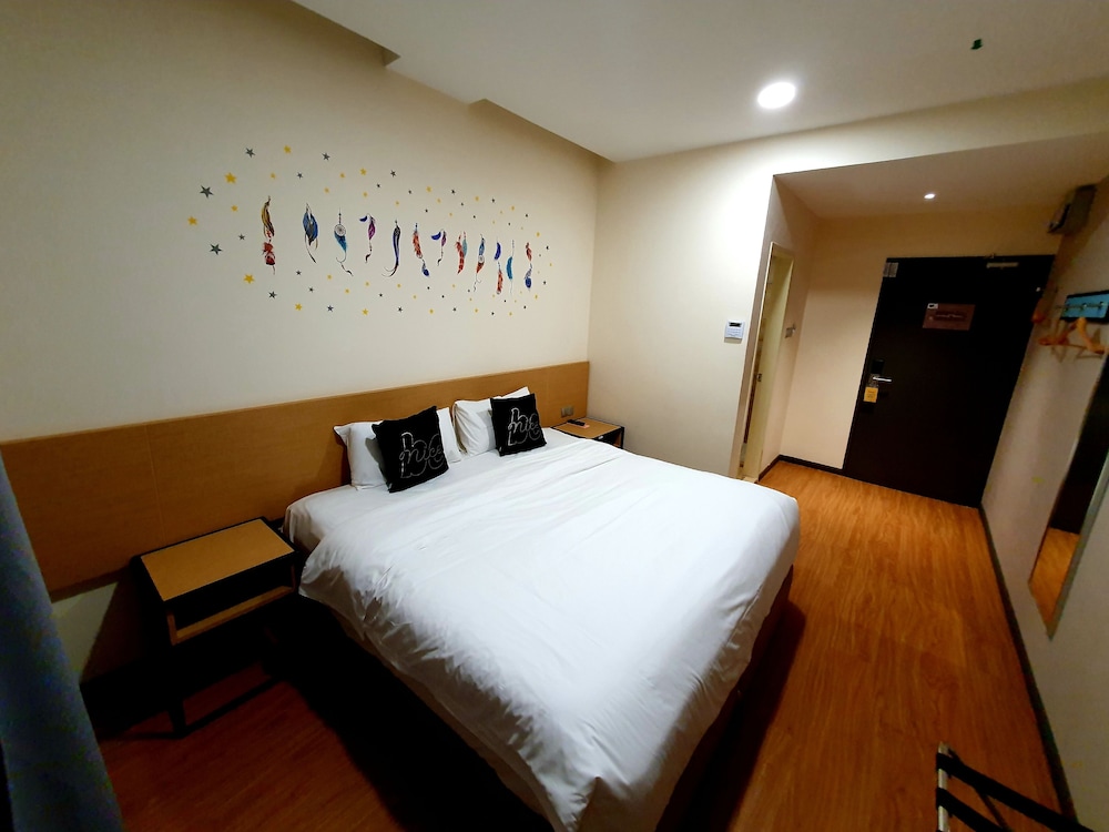 DELUXE, KING BED