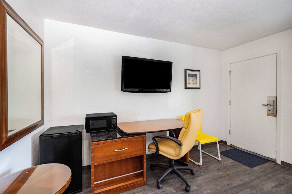 Oceanside Inn and Suites a Days Inn by Wyndham 28/38