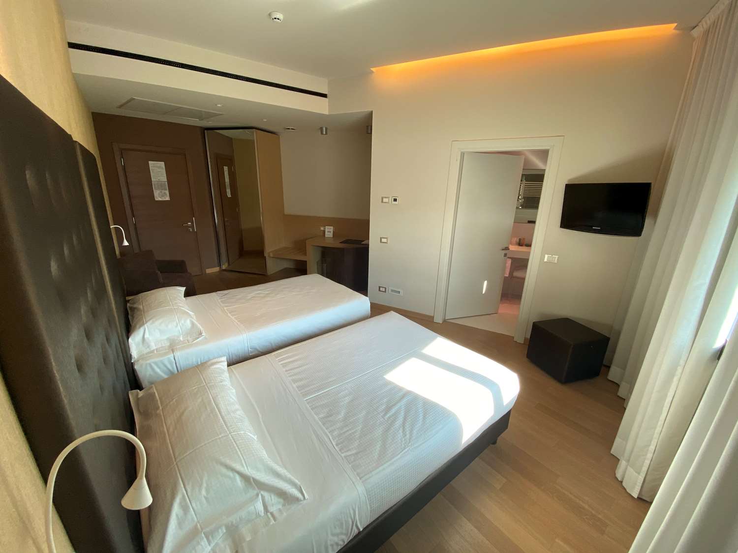 Super, B Twin Beds