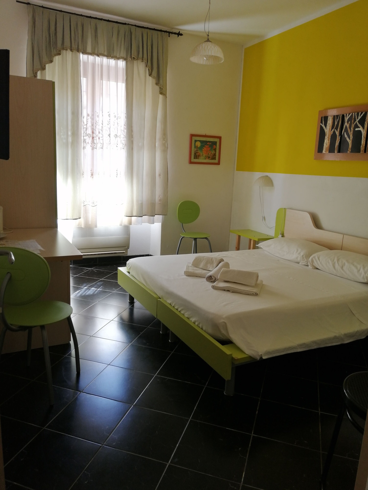 ROOM, DOUBLE BED