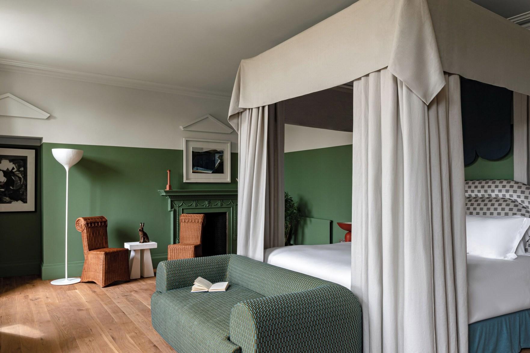Royal, Manor, Suite