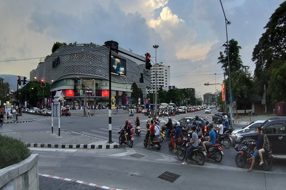 The Earth Hotel 40/44