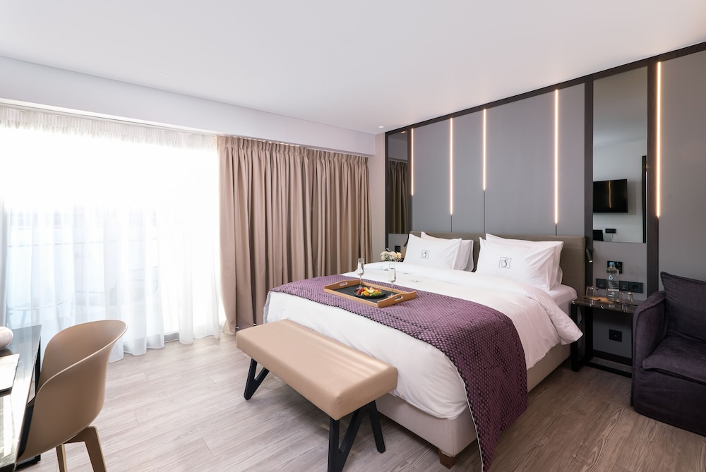 DELUXE, KING BED