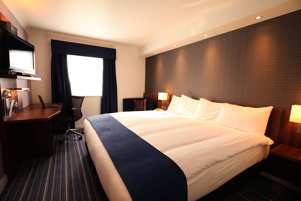 Holiday Inn Express Glenrothes 18/70