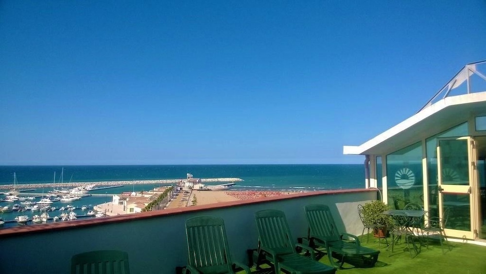 Hotel Borgo Marina 1/50