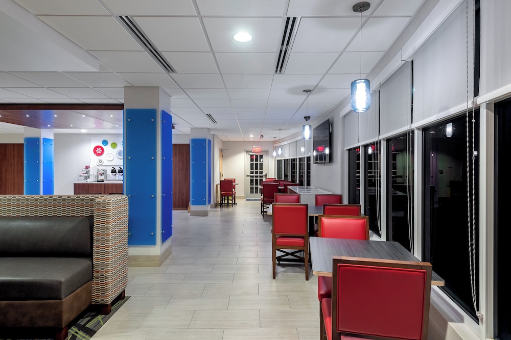 Holiday Inn Express Hotel & Suites Daphne 46/74
