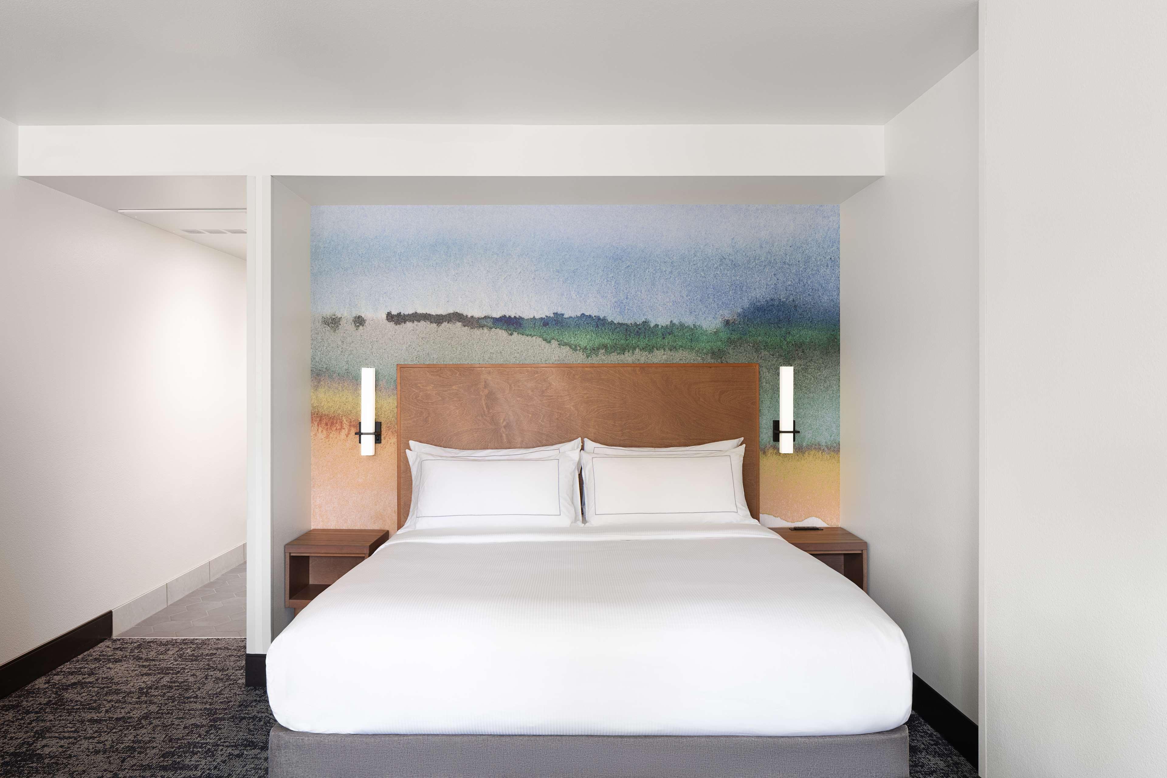 ROOM, KING BED