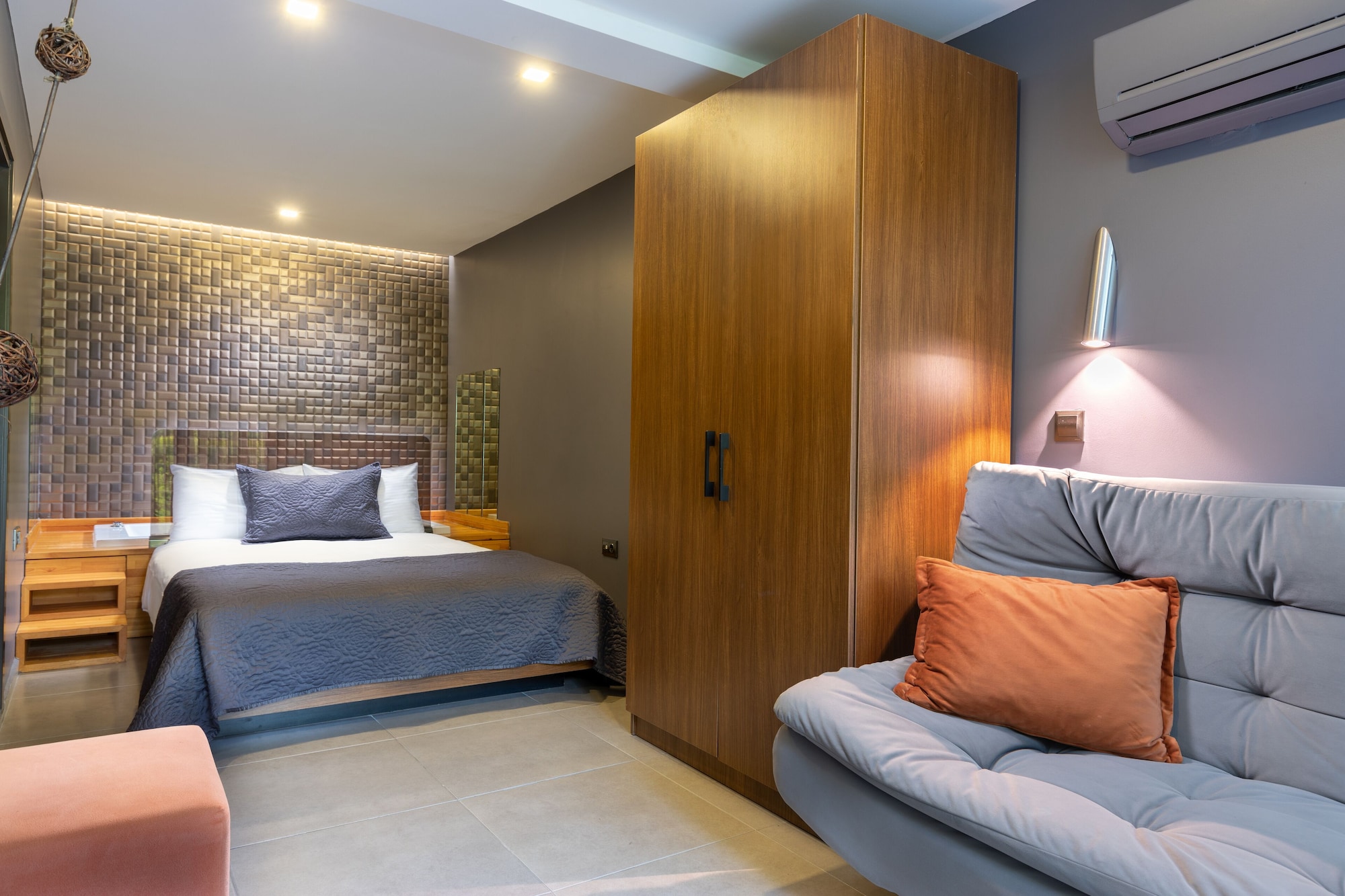 SUITE, QUEEN BED, HOT TUB