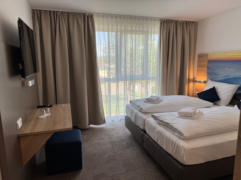 Highway Hotel 28/69