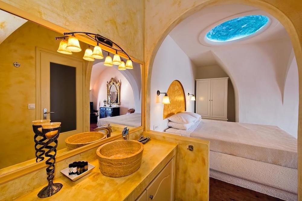 LAVA SUITES and LOUNGE 39/40