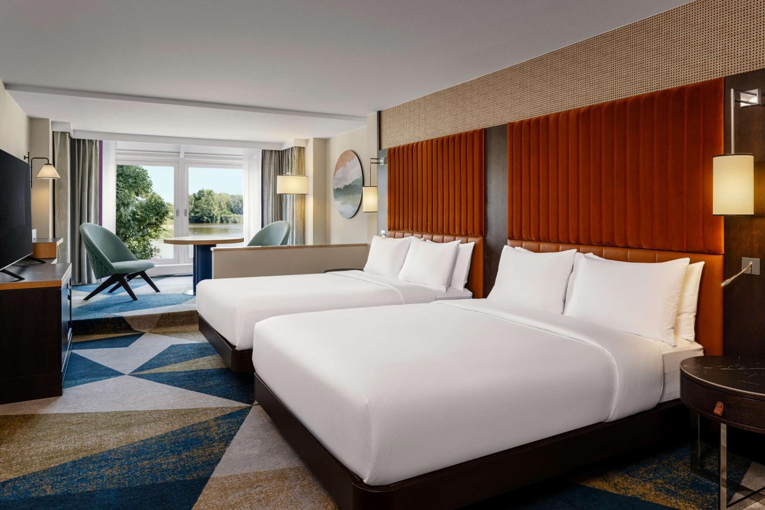 JUNIOR SUITE, 2 QUEEN BEDS, WATER FRONT