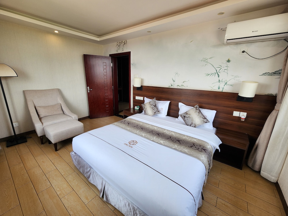 DELUXE, KING BED