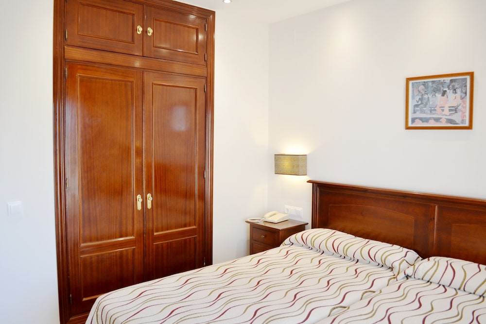 Tarik Hotel 23/63