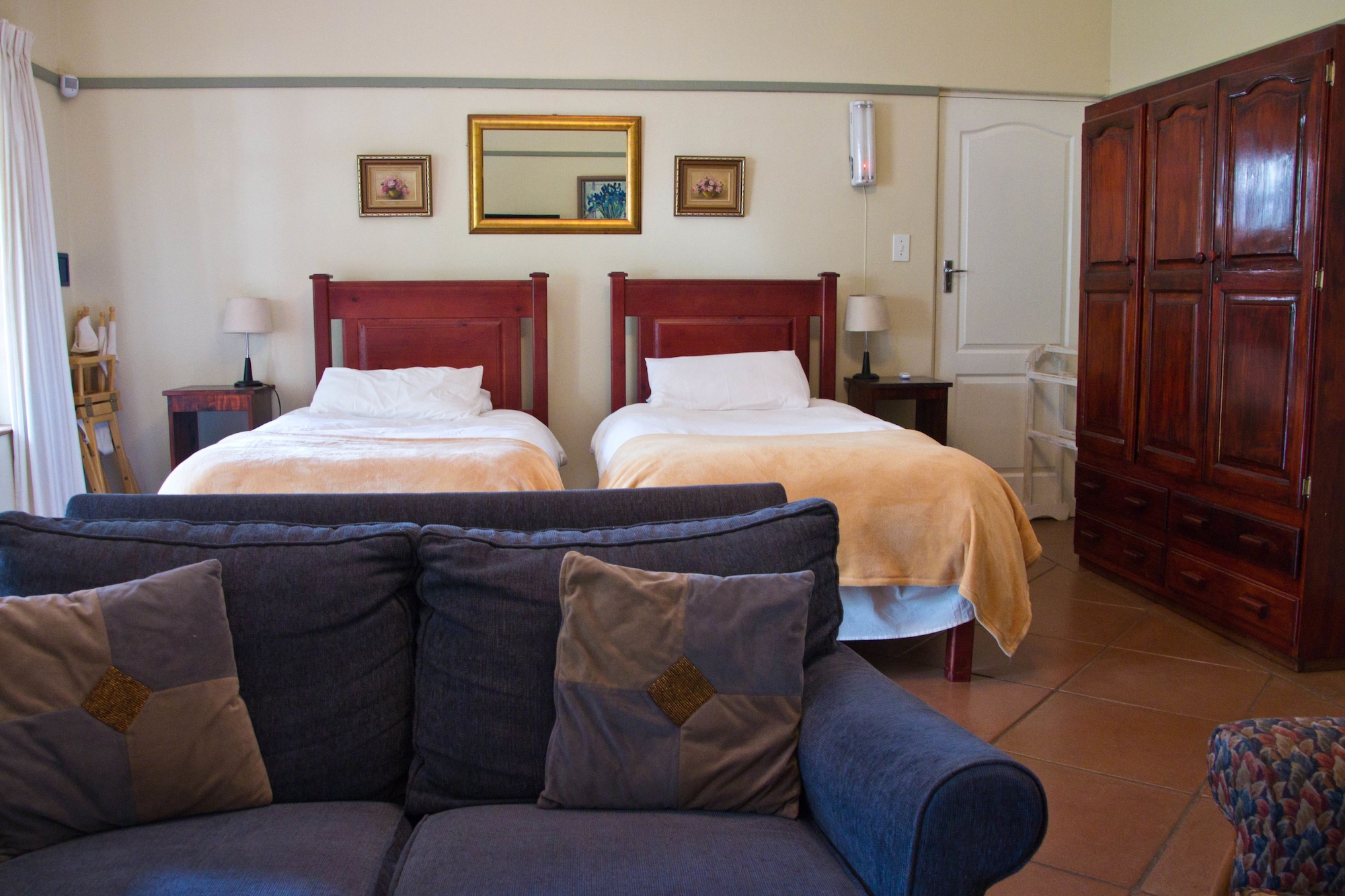 COTTAGE, TWIN BEDS