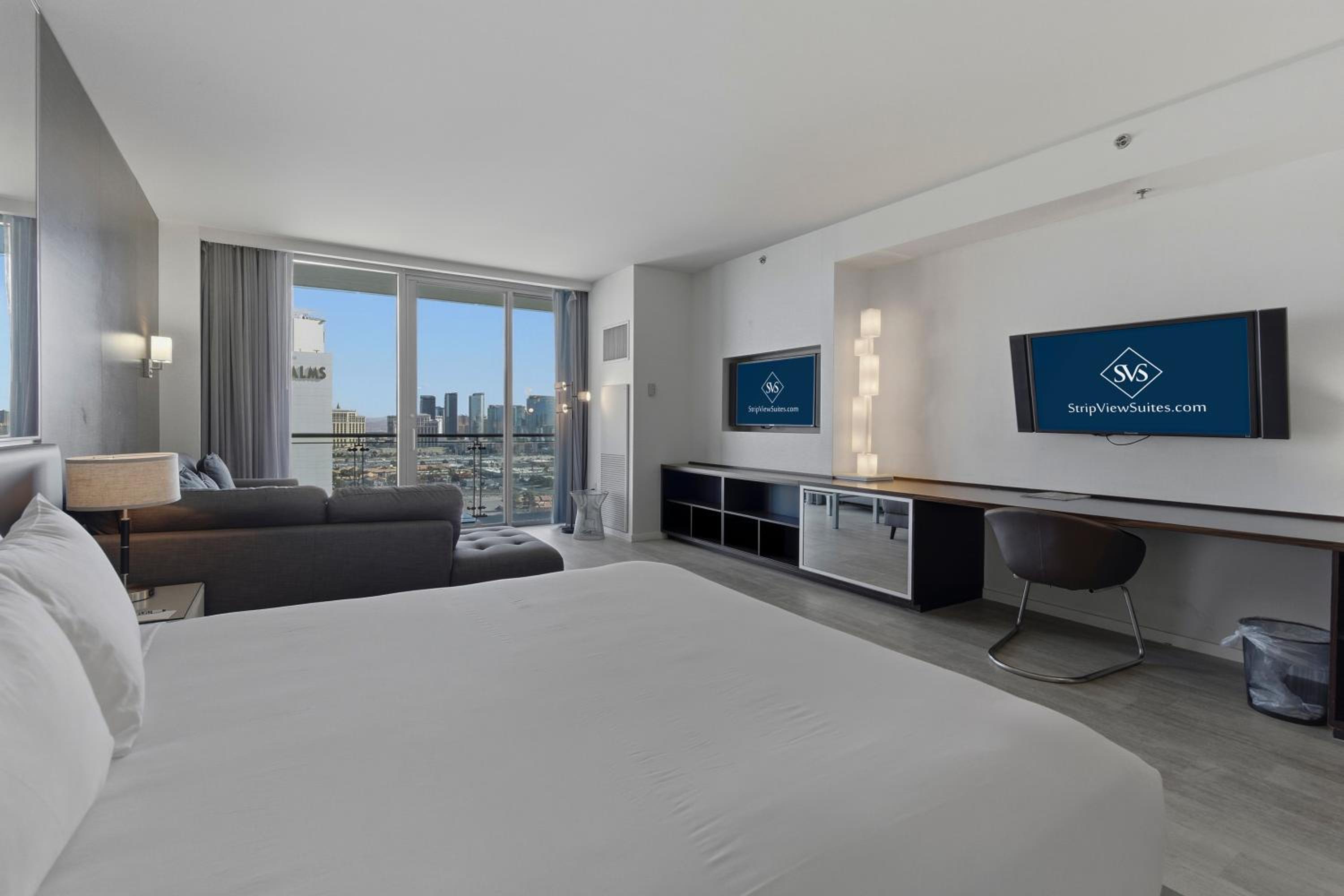2 Bedrooms, Strip View, Balcony