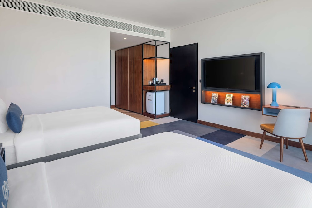 ARTIST, 2 DOUBLE BEDS, POOL VIEW