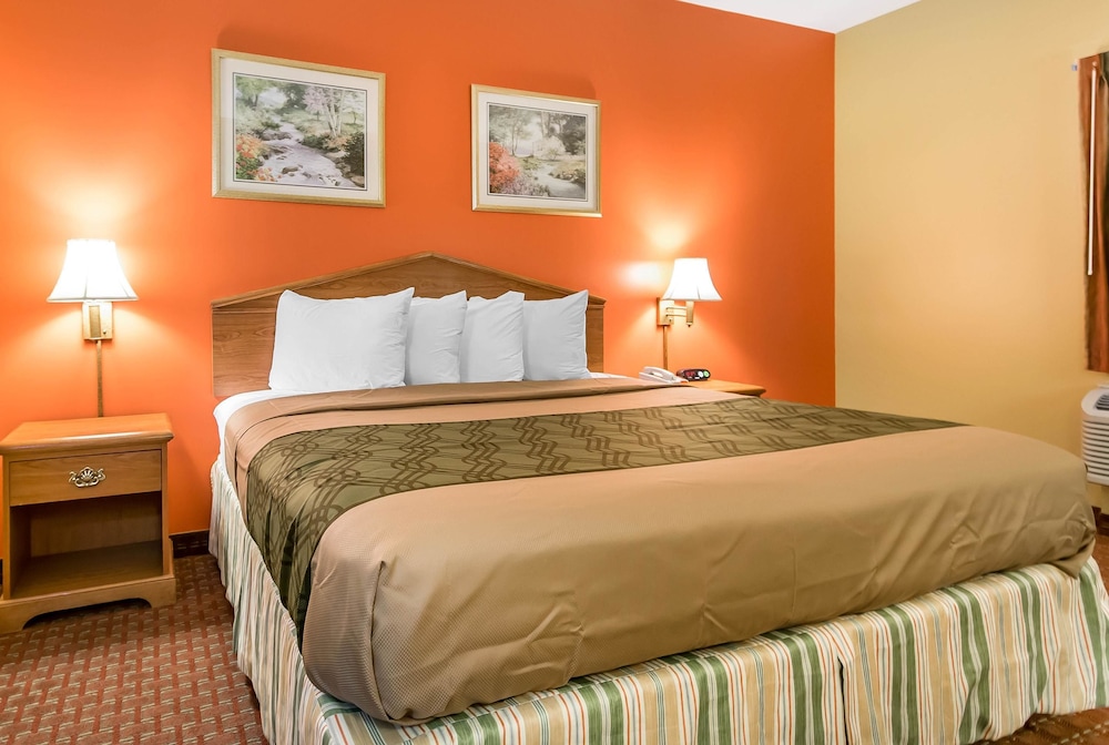 Econo Lodge Louisville Airport 16/40
