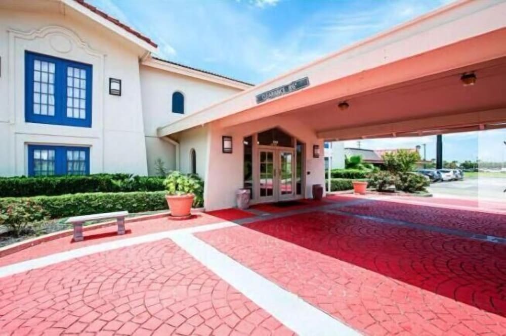 Days Inn & Suites by Wyndham Texas City 46/52
