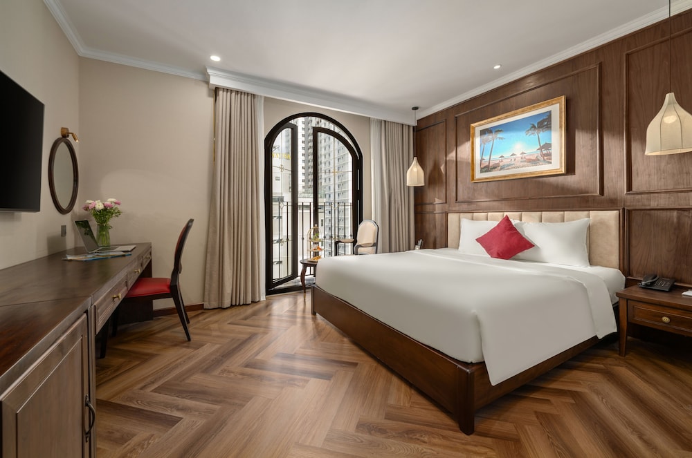 غرفة ديلوكس بسرير كوين بإطلالة على المدينة بشرفة، Golden Lotus Luxury Hotel Da Nang 2/9