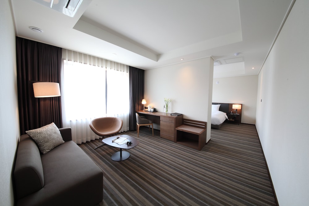 Avon Hotel Gunsan 52/67