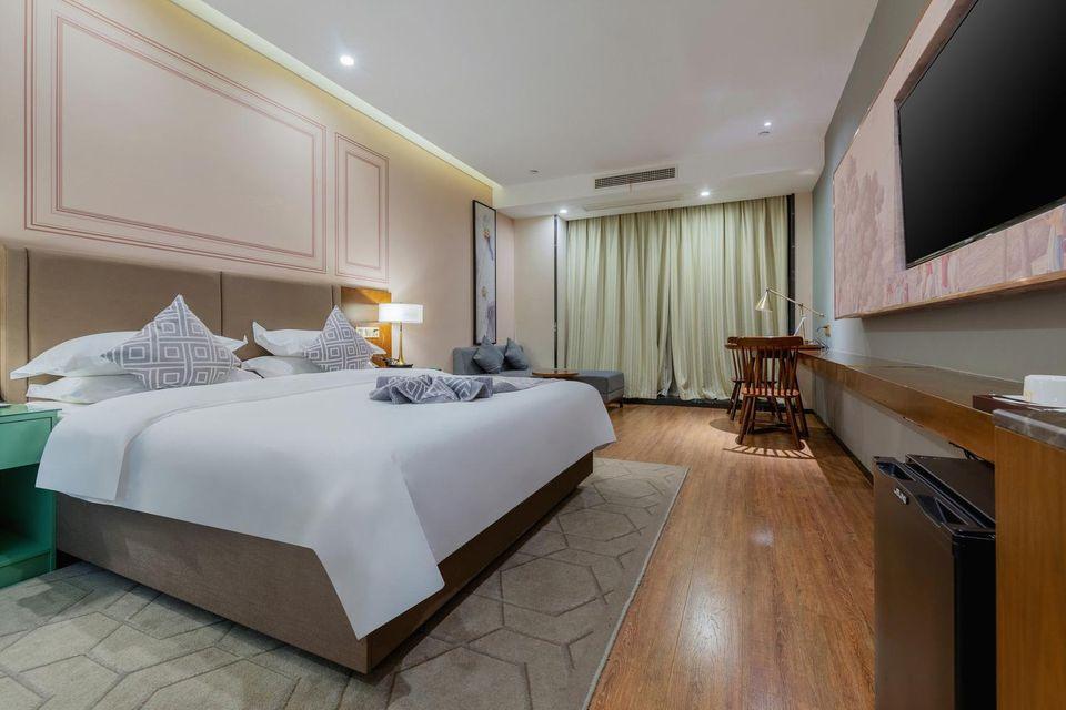 DELUXE, DOUBLE BED