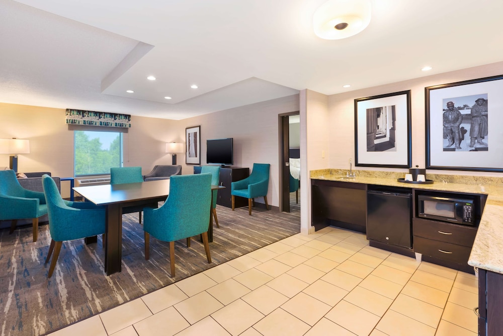 Hampton Inn and Suites Flint-Grand Blanc 8/46
