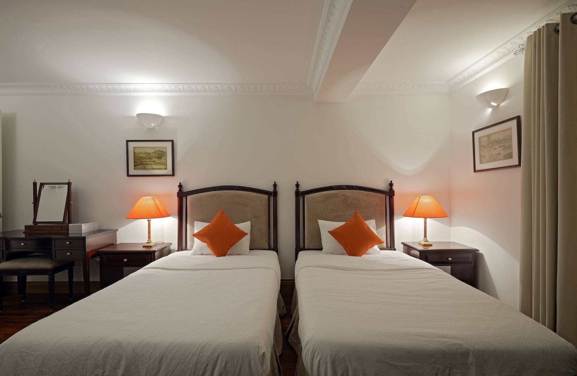 LUXURY, TWIN BEDS