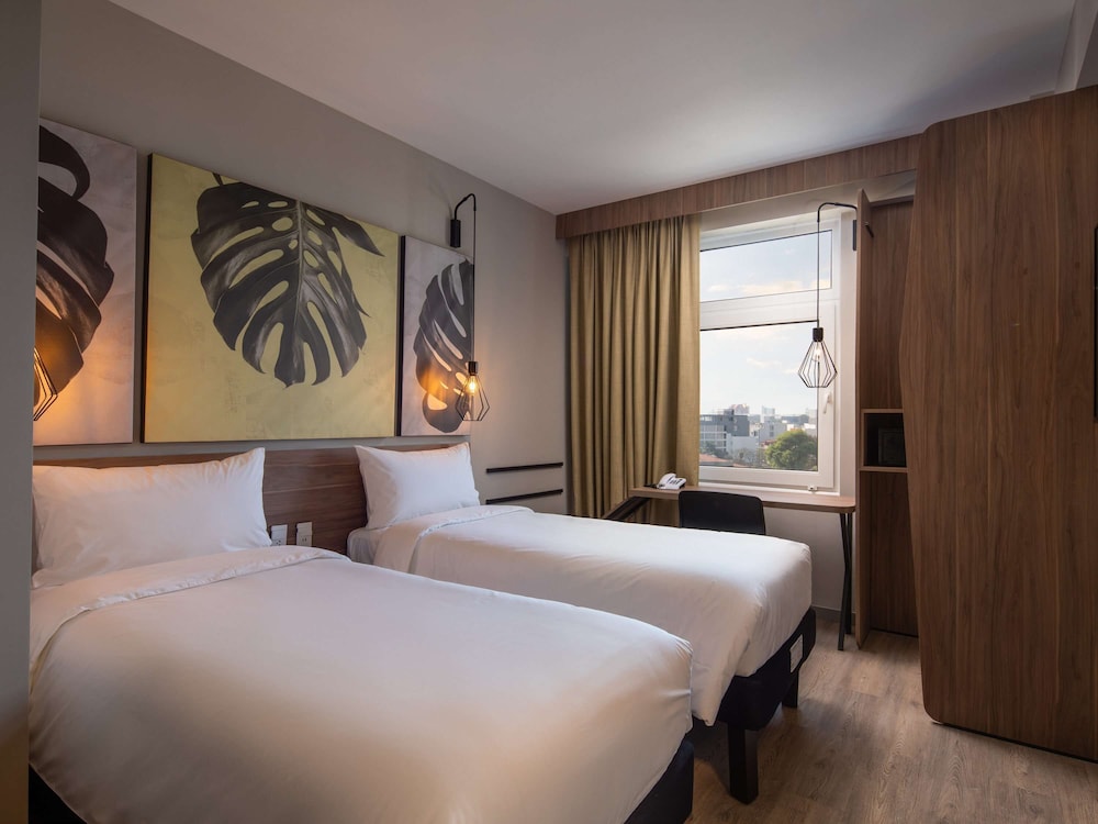 غرفة قياسية ثلاثية بسرير كوين