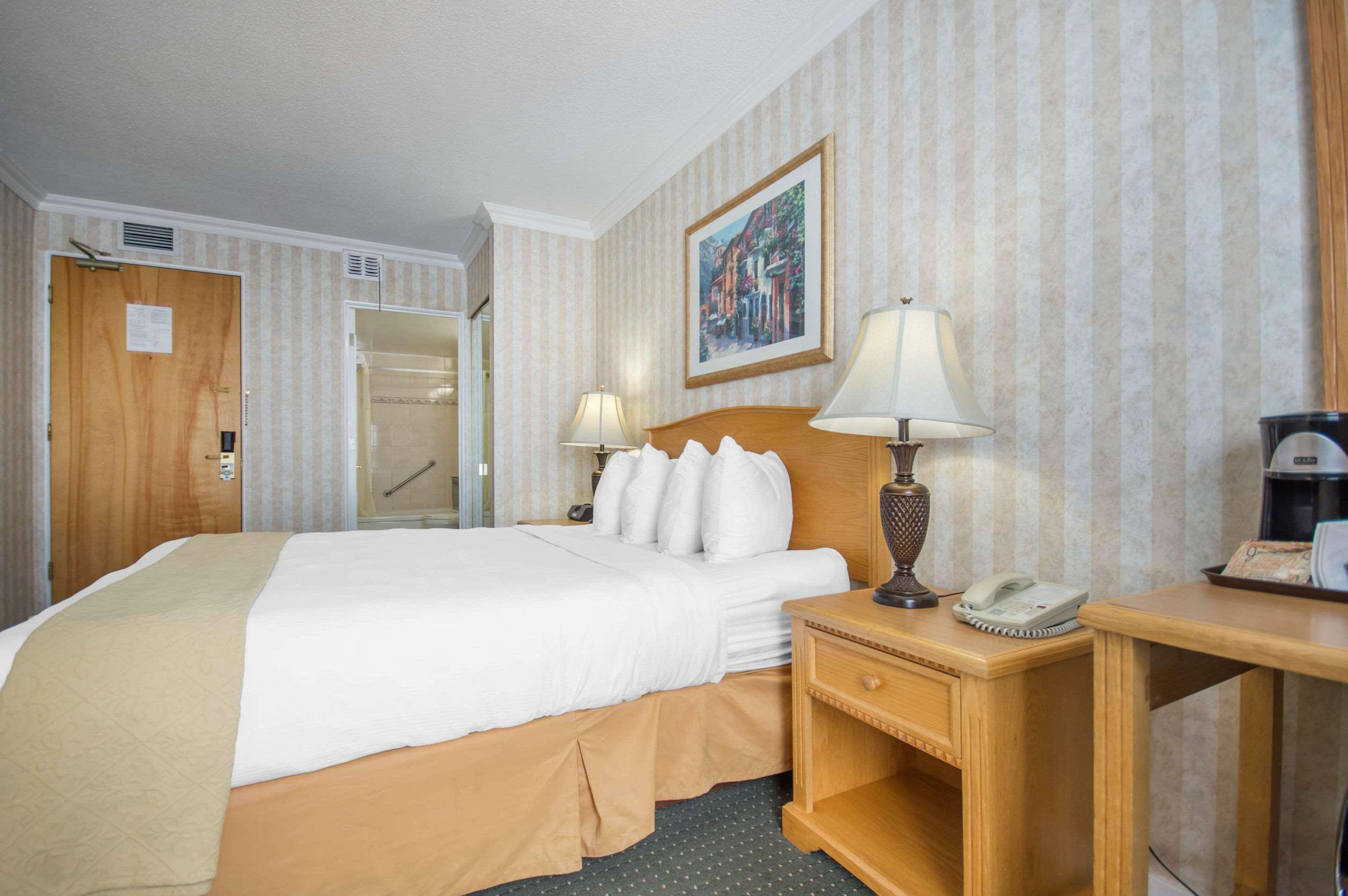 ROOM, QUEEN BED