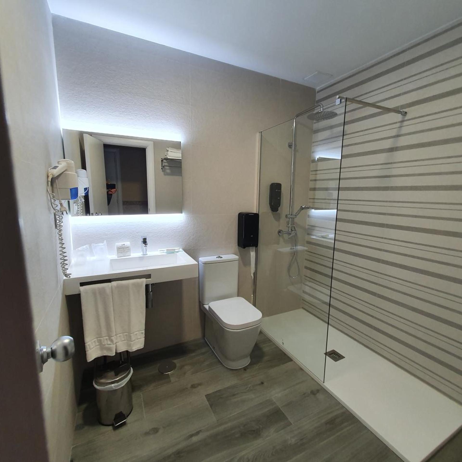 غرفة بسريرين منفصلين مع سرير إضافي، Hotel Azar 6/8