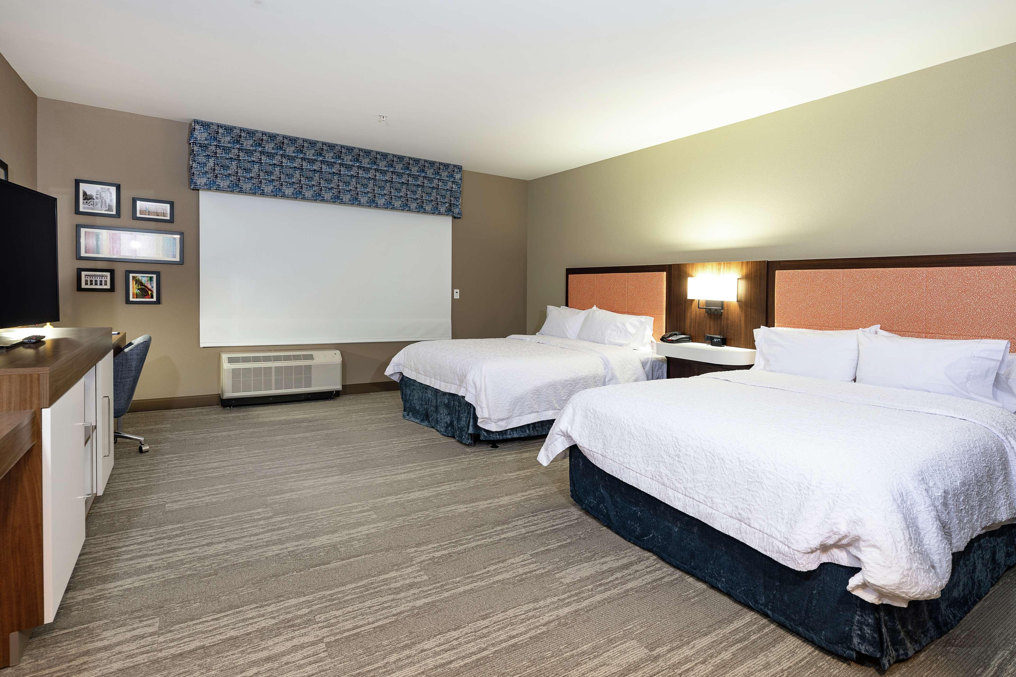 ROOM, 2 QUEEN BEDS, CHAISE LOUNGE, ACCESSIBLE