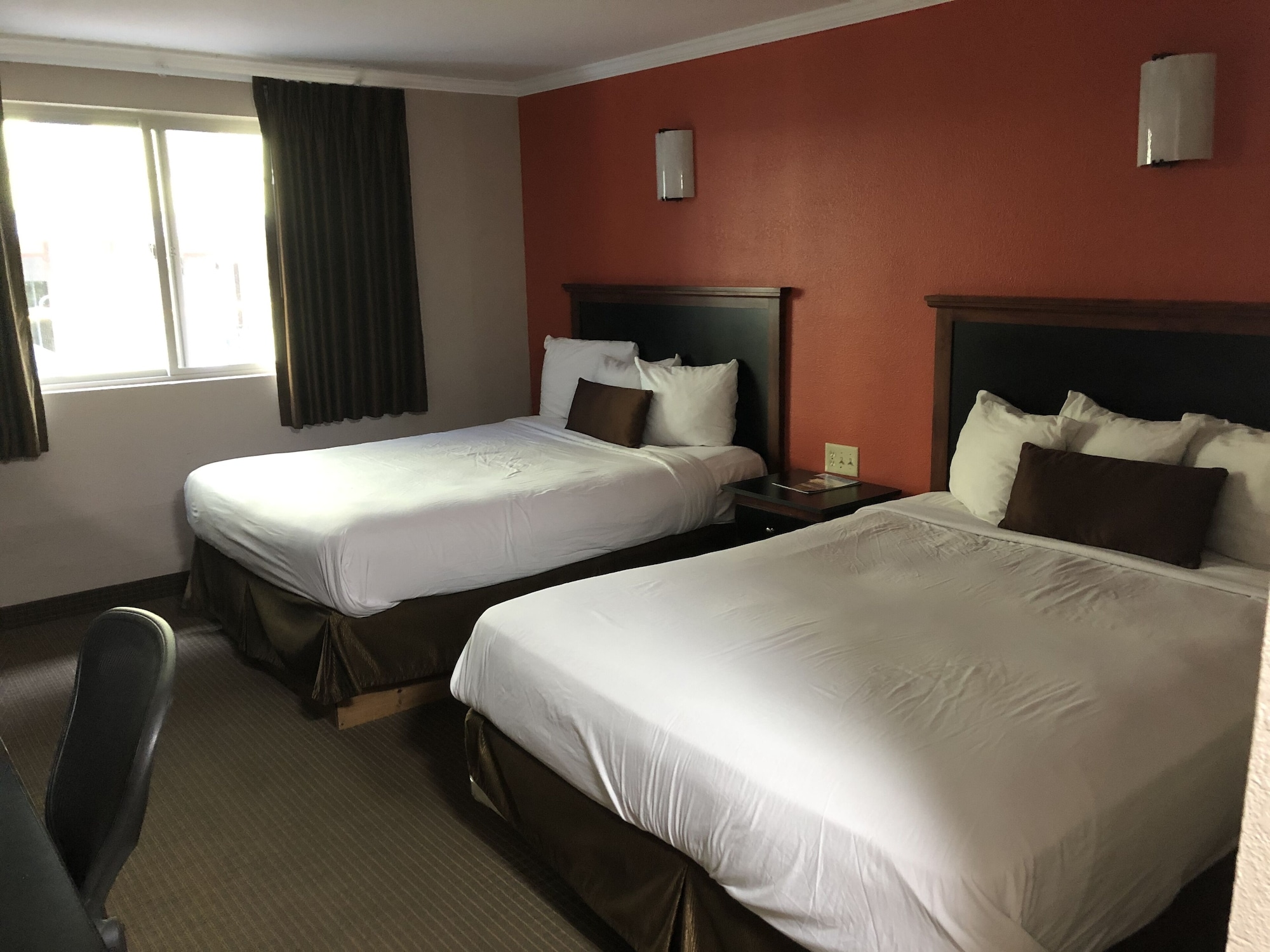 STANDARD, 2 QUEEN BEDS