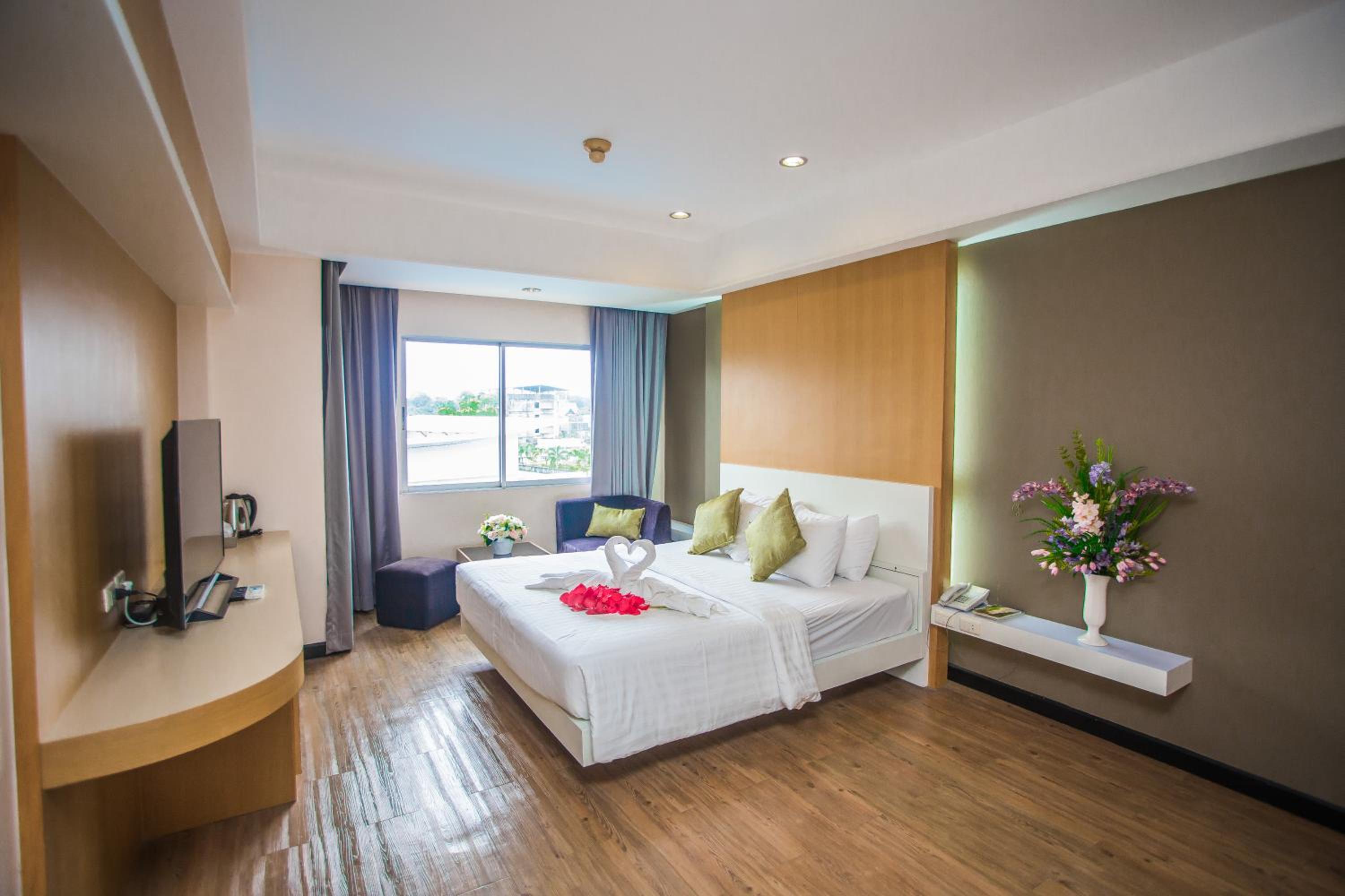 DELUXE, TWIN BEDS