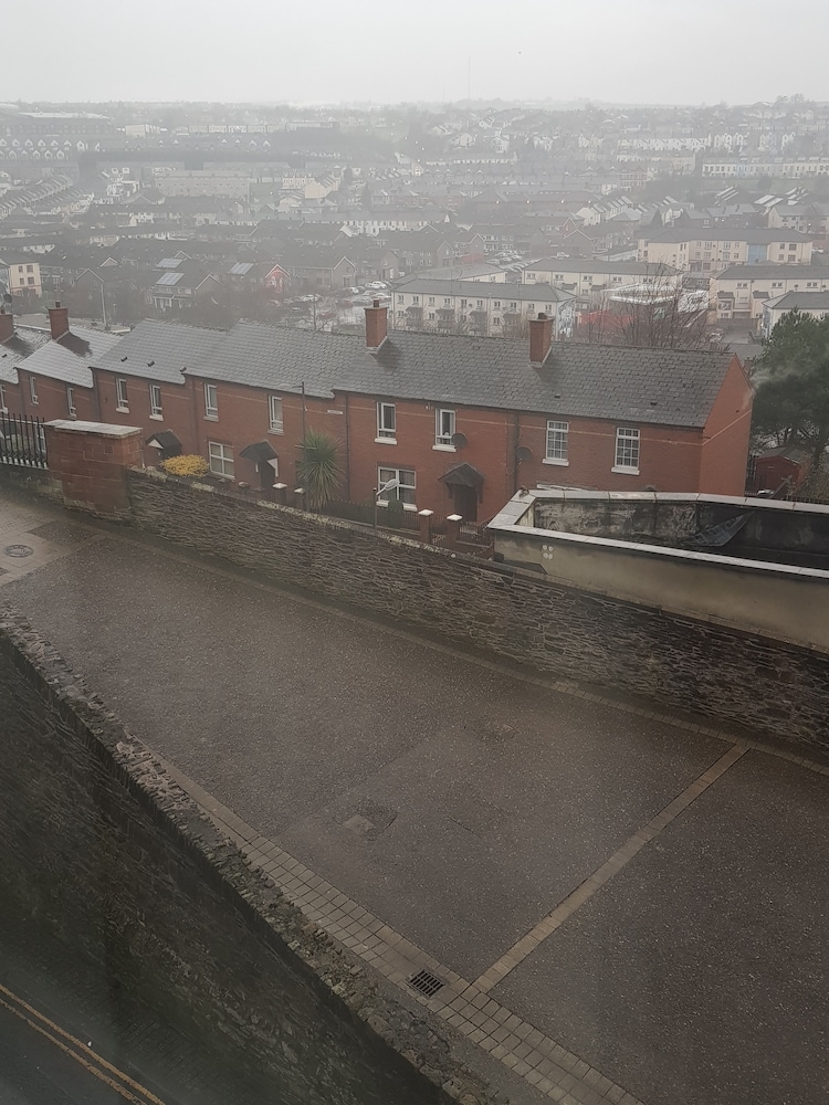 Maldron Hotel Derry 61/63