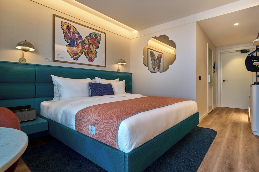 DELUXE, DOUBLE BED
