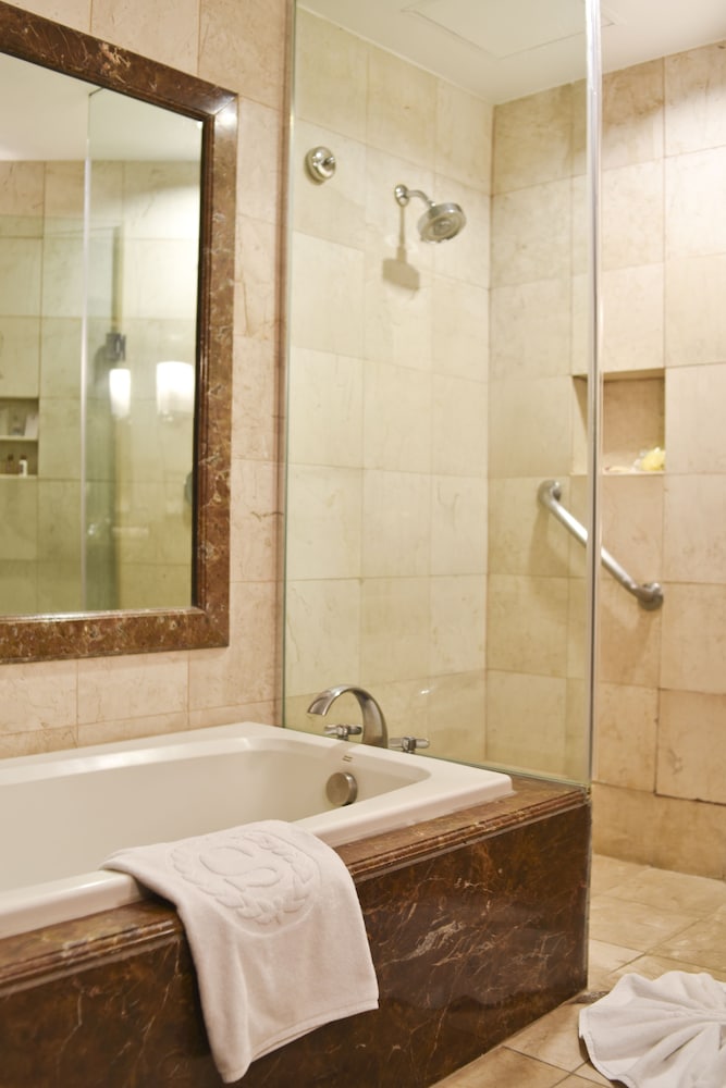 غرفة بسرير كينج بإطلالة على الجبل، Sheraton Chihuahua Soberano 11/12